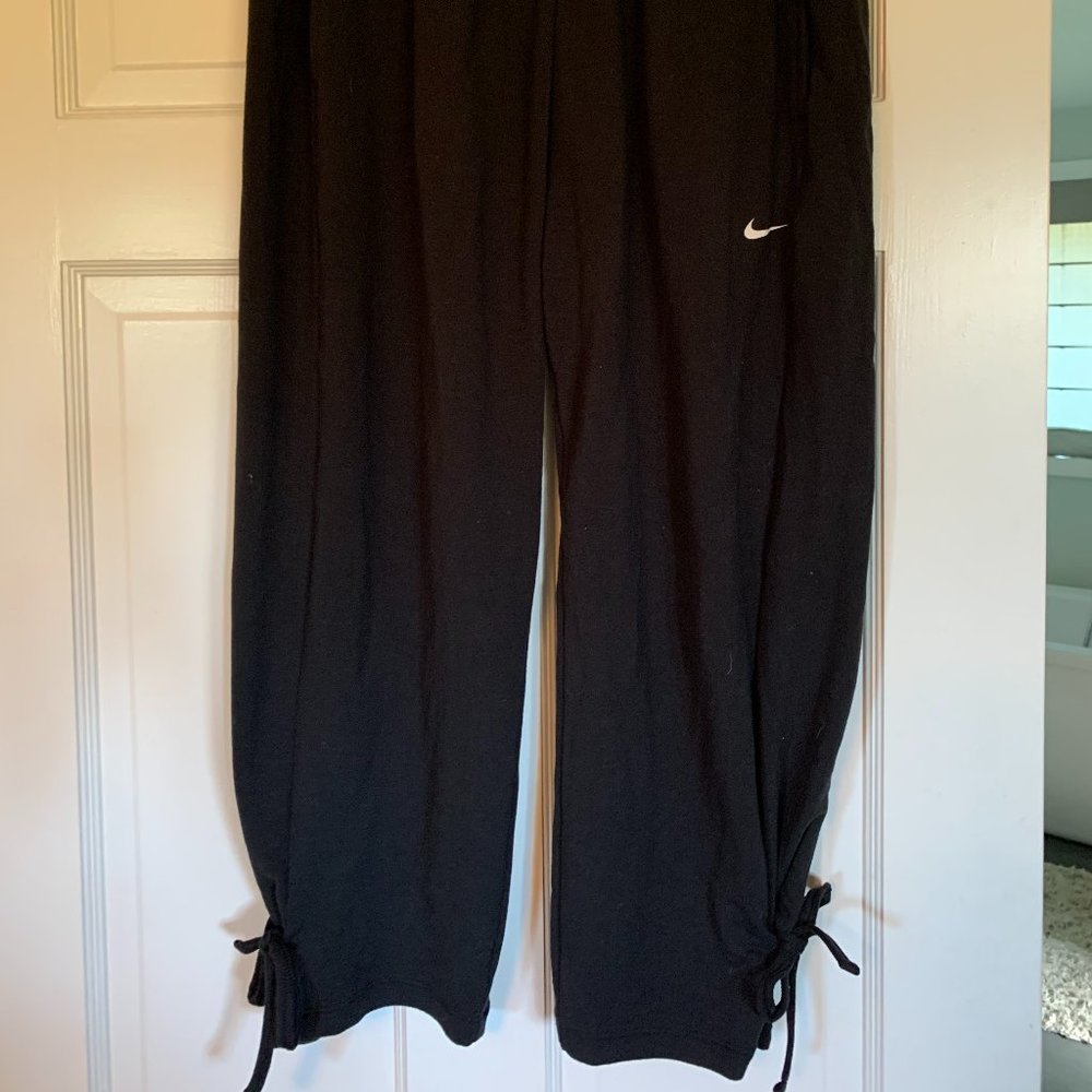 NIKE Dri-Fit Cropped Wide-Legged Sweatpants